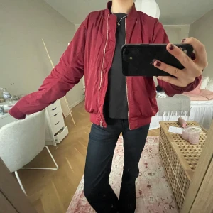 Röd bomberjacka - Snygg röd bomberjacka 😇😇