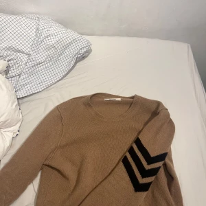 kashmirtröja  Zadig & Voltaire - Säljer en  kashmirtröja från Zadig & Voltaire. Tröjan har ett stilrent svart mönster på ena sidan och är långärmad. Inga defekter, kan mötas upp i sthlm 