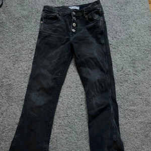 Svarta jeans med knappar - Snygga svarta jeans med knappar! Köpta ifrån Zara och endast använda ett par gånger