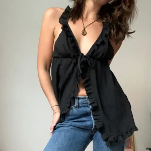 Hunkemöller topp - Snygg topp från Hunkemöller med knytning fram och volangdetaljer, aldrig använd. Perfekt till fest eller en sommarkväll.