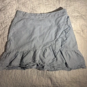 Kjol - Omlott kjol som är blå/vit randig 🩵🤍