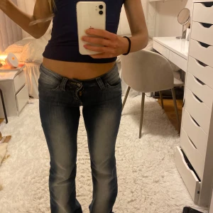 Blå unika lågmidjade jeans 💙 - VÄRLDENS snyggaste jeans, helt oanvända 🥹 har i 3 strlk säljer då jag ej kan lämna tillbak och de är helt slutsålda 💞 24-30, 24-32, 25-32