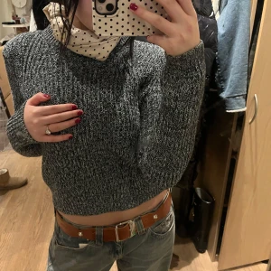 Grå stickad tröja - Säljer en snygg grå stickad tröja med en melerad look. Tröjan har långa ärmar och en normal passform som passar perfekt till jeans. Supermysig och sitter bra på S/M!
