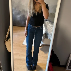Mörkblåa bootcut jeans - Säljer dessa mörkblåa bootcut jeans!! Storlek 32 och är ifrån H&M💗Dom är även high waist💞