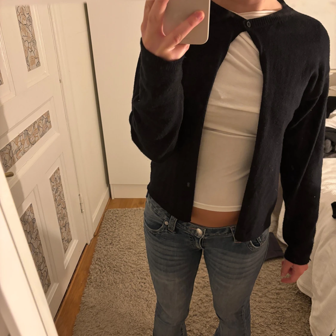 Svart kofta med knapp