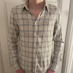 Ralph Lauren flanell  - Säljer denna riktigt snygga flanell skjorta från Ralph Lauren. Sällan använd och i väldtigt bra skick. Storlek M/S. Nypris 2200kr säljer för endast 449kr. Hör av er vid eventuella frågor!