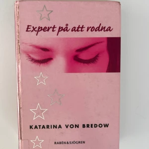 Expert på att rodna - Boken 'Expert på att rodna' av Katarina von Bredow handlar om kärlek och tonårsliv. När Natalies mamma flyttar ihop med sin nya kärlek, måste Natalie anpassa sig till en ny skola och nya vänner. Hon möter Jerker, en spännande och snygg kille, och känslorna börjar sjuda. En berättelse om att hitta sig själv och hantera nya känslor.