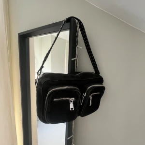 Noella bag - Säljer denna fina äkta Noella väskan!! Finns fack/fickor inuti väskan💞väskan är i super skick förutom långa banden man får med, ena spännet har fått en defekt. Ord pris 500 🫶🏻 ( Dust bag får man med väskan )