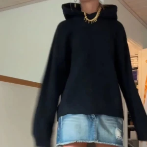 Stickad hoodie  - Så fin stickad svart hoodie från BikBok! Endast testad! Perfekt till jeans eller kjol! Svarar på alla prisförslag och frågor ⭐️💕