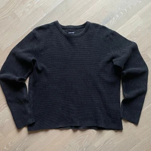 Svart stickad tröja från Your Turn - Säljer en stilren svart stickad tröja från Your Turn med riktigt snyggt stickad textur. Tröjan har en klassisk rund halsringning och långa armar. Enkel att matcha med olika outfits. Jag är 177cm och väger 60kg