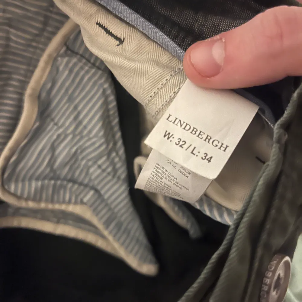 Snygga gröna byxor från Lindbergh med normal passform. Byxorna har en klassisk design med knappar och dragkedja. Perfekta för en stilren look. Har legat i min byrå så därför är dem lite skrynkliga. W:32 L:34. Farkut & Housut.