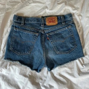 Levis shorts 501 - Levis 501 shorts i fint skick. Storlek 28/32 men små i storleken så skulle säga XS, 34 cm rakt över midjan. Små på mig som är 172 och brukar ha S eller M. Använd gärna köp nu!
