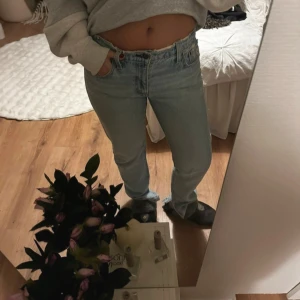Ljusblå jeans från Levis - Snygga ljusblå jeans från Levis med en klassisk femficksdesign. De har en straight passform och är mid waist Jeansen har slitna detaljer vid fållen som ger en trendig look. Storlek 28, använda 1 gång