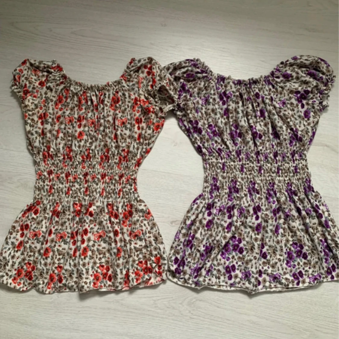 Blommiga blusar med smockdetaljer