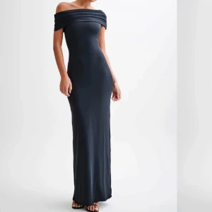 Svart offshoulder långklänning - Helt oanvänd och har prislappen kvar. 