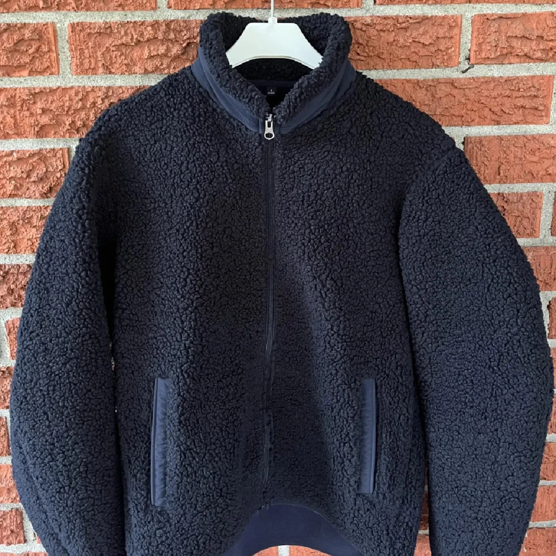 Svart teddyjacka med dragkedja