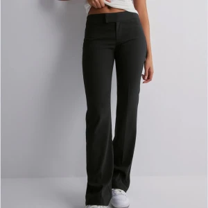 Svarta kostymbyxor - Snygga svarta kostymbyxor med bootcut-stil. De har en låg midja och en stilren design! Nytt skick aldrig använda. 