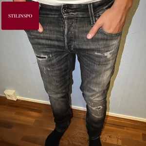 Ripped jeans - Skitsnygga ripped slim jeans! - Märke: jacknjones - Modell: slim//glenn - Storlek på lappen: 29/30  - Sitter som: 30/30