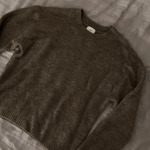 Stickad tröja - En fin brun varm stickad tröja från hm, aldrig använd då jag är super kräsen med material och detta material passade inte mig! Inga defekter! Köpt för 199kr