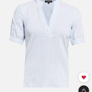 Blå blus - Orginalpris är 569kr. Helt ny. Beställer in om någon vill ha den. Pris kan diskuteras.