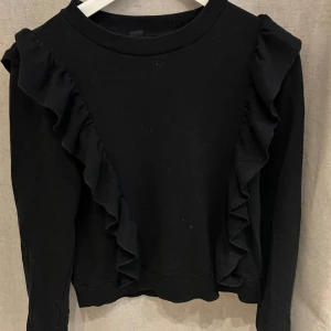 Tröja med volanger! - Svart tröja med volanger. Fint skick. Skriv om du vill ha fler bilder❣️