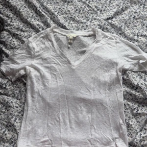 LINNE T-SHIRT - Använd en gång och i mycket fint skick! 