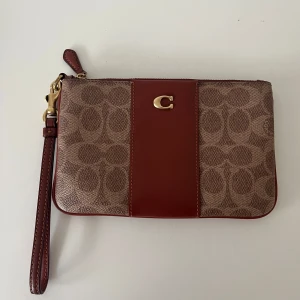 Coach - Säljer min fina Coach plånbok/clutch som är i nyskick! Den är liten men så fin och praktisk 🫶🏼 Mitt pris: 400kr