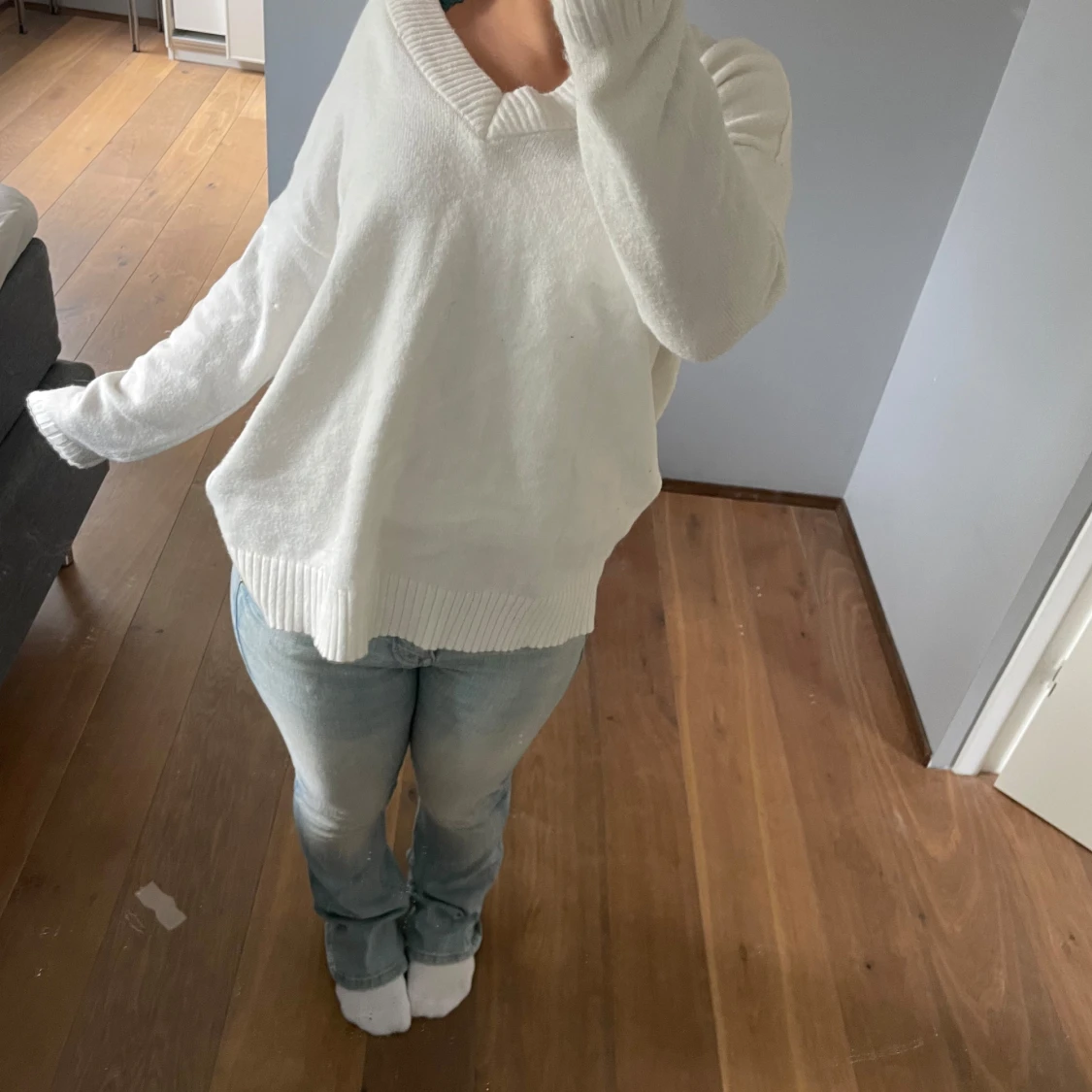 Vit stickad, ribbade ärmar, V-ring