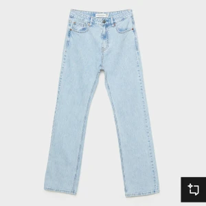 d98 stradivarius jeans  - stl 42 helt nya använda 1 gång och sitter jätte fint köpta för 379 på Zalando 