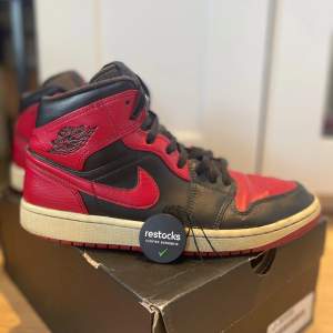 Säljer ett var Jordan 1 banned i storlek 43 men passar nog runt 42-44. De e köpte på restocks och man får med original lådan.