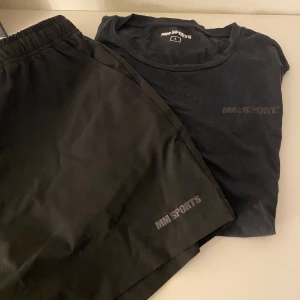 Shorts och tshirt från Mm sports - Shorts och tröja från Mm sports i jättefint skick Shortsen är stl Xs men rätt stora i stl därav passar S-M Tshirt stl L men passar S-M Aldrig använt Pris 200:-