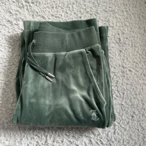 Jättefina Juicycouture byxor😻 - Nu säljer jag mina gröna juicy byxor i storlek S. Jag säljer de pga att jag inte använder dom. Men de är i väldigt fint skick, alla pärlor/diamanter sitter kvar❤️  Skriv till mig på dm om ni är intresserade!😻