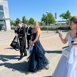 Balklänning  - Så fin balklänning som endast är använd en gång💙 Köpte för cirka 4000kr och jag är 166cm lång!! Klänningen är justerbar med knytning i ryggen!