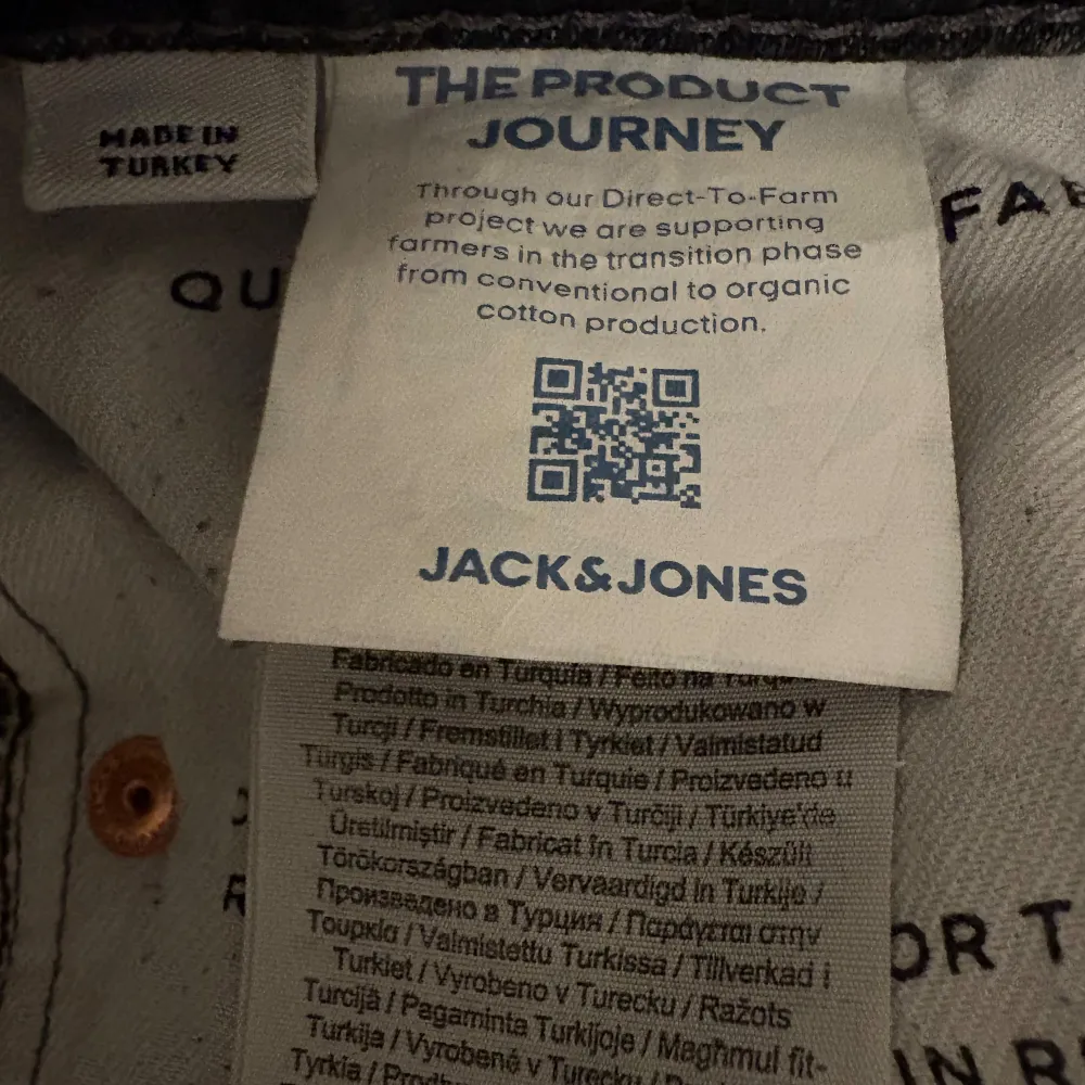 Helt nya jack and jones jeans köpta för 1000kr. Inga skador som helt nya säljer för att de inte är min stil längre. Kontakta för fler bilder och pris kan diskuteras.🏄‍♂️( de ser konstiga ut på bilden de är mer grå jag kan skicka fler bilder!!!!). Jeans & Byxor.