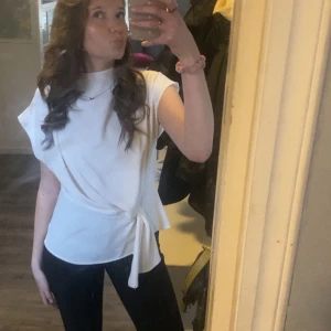 Zara blus  - Vit jättefin blus från zara!💞 Använd 2 gånger! 