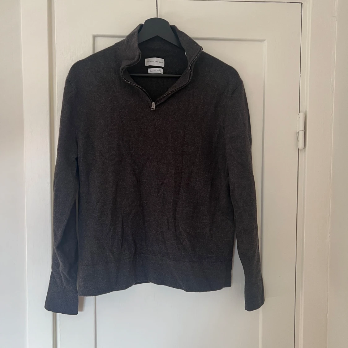 Mörkbrun tröja från These Glory Days