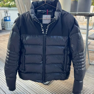 Moncler jacka  - Moncler vinterjacka i nyskick, endast använd ett fåtal gånger.  