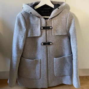 Kappa med avtagbart faux fur krage - Grå kappa med med avtagbart faux fur krage i storlek xs. Sparsamt använd och är i fint skick. Köparen står för frakt. Kan mötas upp i centrala Stockholm. 