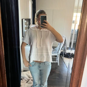 Hoddie/t-shirt  - Bra skick, den har slits på båda sidorna 