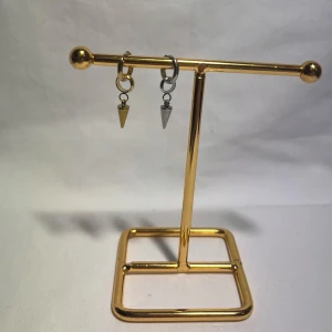 Örhängen  - Fina örhängen! Finns i silver & guld. Köp för 89kr/st Eller 159kr/paret. Modell 104. Smyckeställningen finns även att köpa för 299kr!