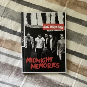1D / One Direction - Midnight Memories CD (limited edition) - One Direction - Midnight Memories (The Ultimate Edition + ganska rare!) 🤗Boken och CD:en är sprillans nya, inga skador nånstans och har bara spelat den 1 gång! Skriv gärna om du har frågor! <3