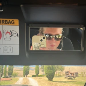 Vintage Prada solglasögon - Riiiktigt najs solglasögon som tyvärr inte kommer till användning längre. Okej skick, köpta på Sellpy för 1500kr och därefter använts sparsamt.