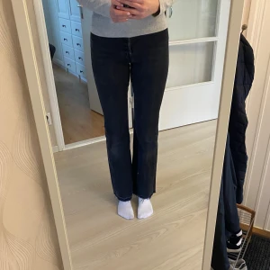 Levis jeans  - svarta jeans från levis i storlek W27L33. Har haft de i ca 3 år och använt en del, har även sprätt up de längst ner i benen för att göra de längre  (är 180) 