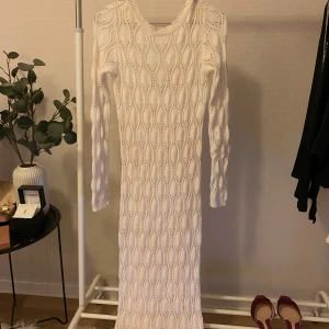 Maxiklänning - Jätte fin klänning, liten urringning i ryggen, den är ungefärg 10 cm över marken när jag har på mig den och jag är 170cm!