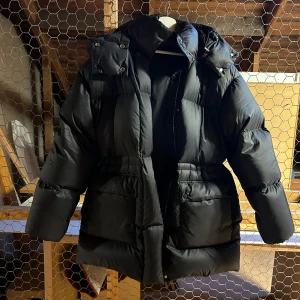 Vinterjacka  - Helt ny och oanvänd vinterjacka med prislappar kvar! Från & Other Stories.  Köpt här på Vinted men tyckte inte jackan passade mig.   Storlek M men rekommenderar mer till en som vanligtvis brukar ha L eller XL. Nypris är 2500kr