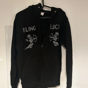 Bling Lucid hoodie  - Fint skick.   Vi hörs i dm min kompis:) 