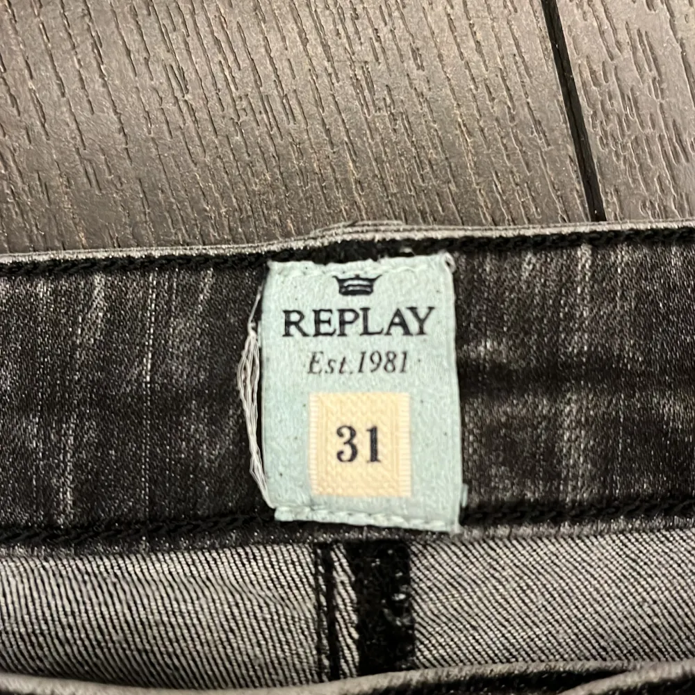 Säljer ett par sköna grå jeans från Replay, passformen är slim fit. Nypris är runt 1000 och pris går att diskuteras, jag säljer för jag har knappt använt dom då dom är aningen för stora för mig.. Jeans & Byxor.