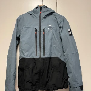 Montec skidjacka  - Använd endast några veckor så i väldigt fint skick. Skitsnygg o perfekt för vintersäsongen nu