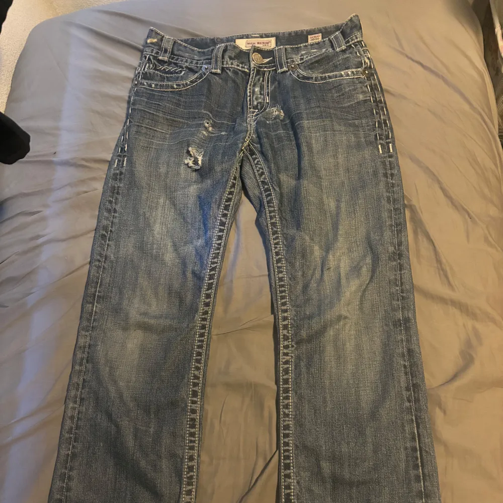 Jätte snygga jeans från MEK DENIM som ej tillverkas längre inga defekter utom de på sista bilden men inget som gör något då det inte sprättat upp sömmen, passar både tjej och kille . Farkut & Housut.