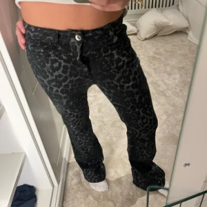 Calcedonia jeans  - Jättecoola leopardmönstrade jeans från Calcedonia.  Midjemått: 65 cm Innerbenslängd: 80 cm De är otroligt stretchiga i materialet, så passaar absolut större midjemått, jag till exempel har vanligtvis 80 i midjemått. Orginalstorlek: S